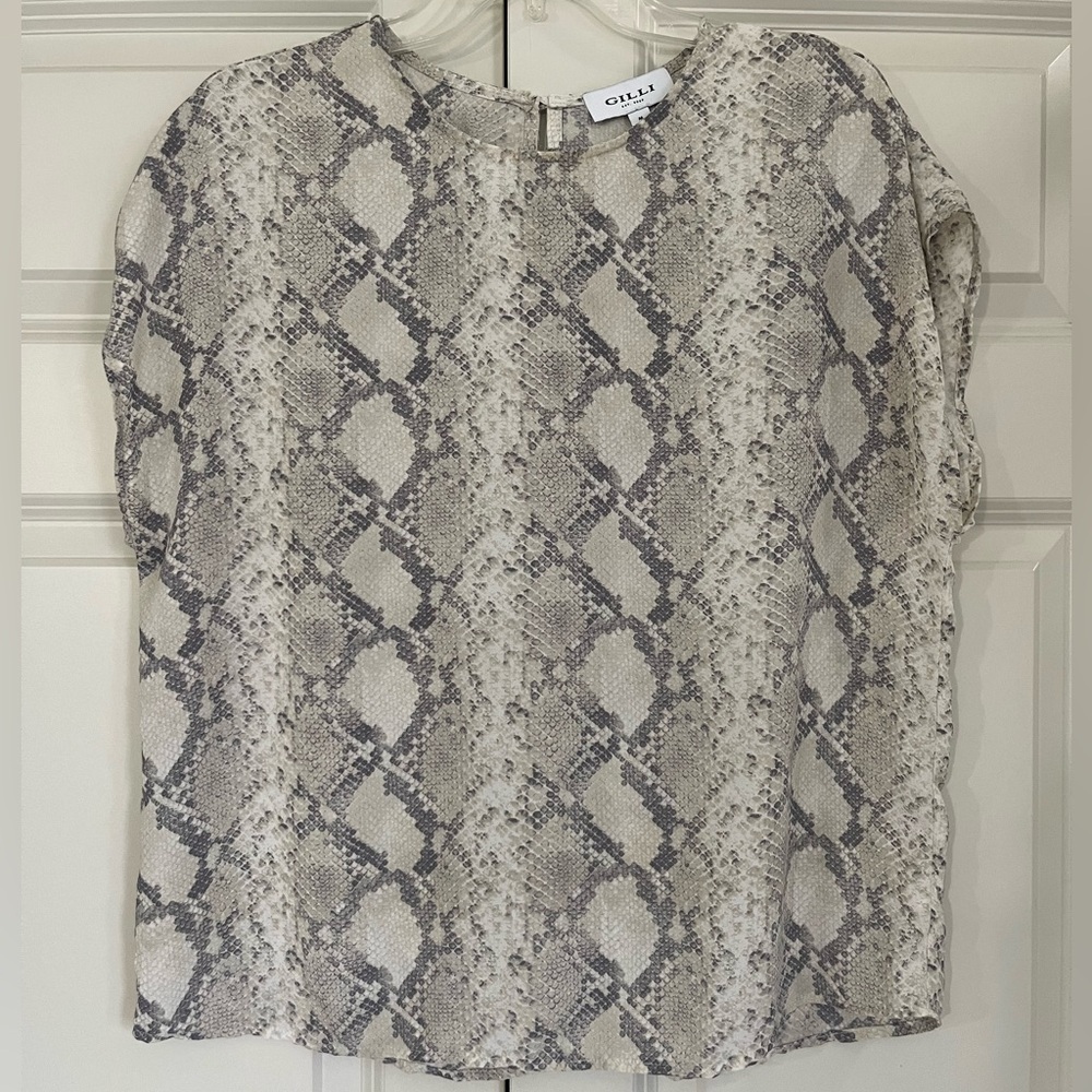 Gilli Scoop Neck Snake Print Blouse Size Medium